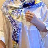 洋服の一部になるスカーフアレンジ