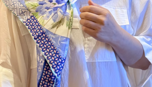 洋服の一部になるスカーフアレンジ